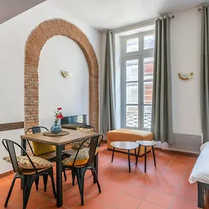 https://very-nice-apartment-located-on-the-main-square-toulouse-welkeys.midi-pyreneeshotels.com